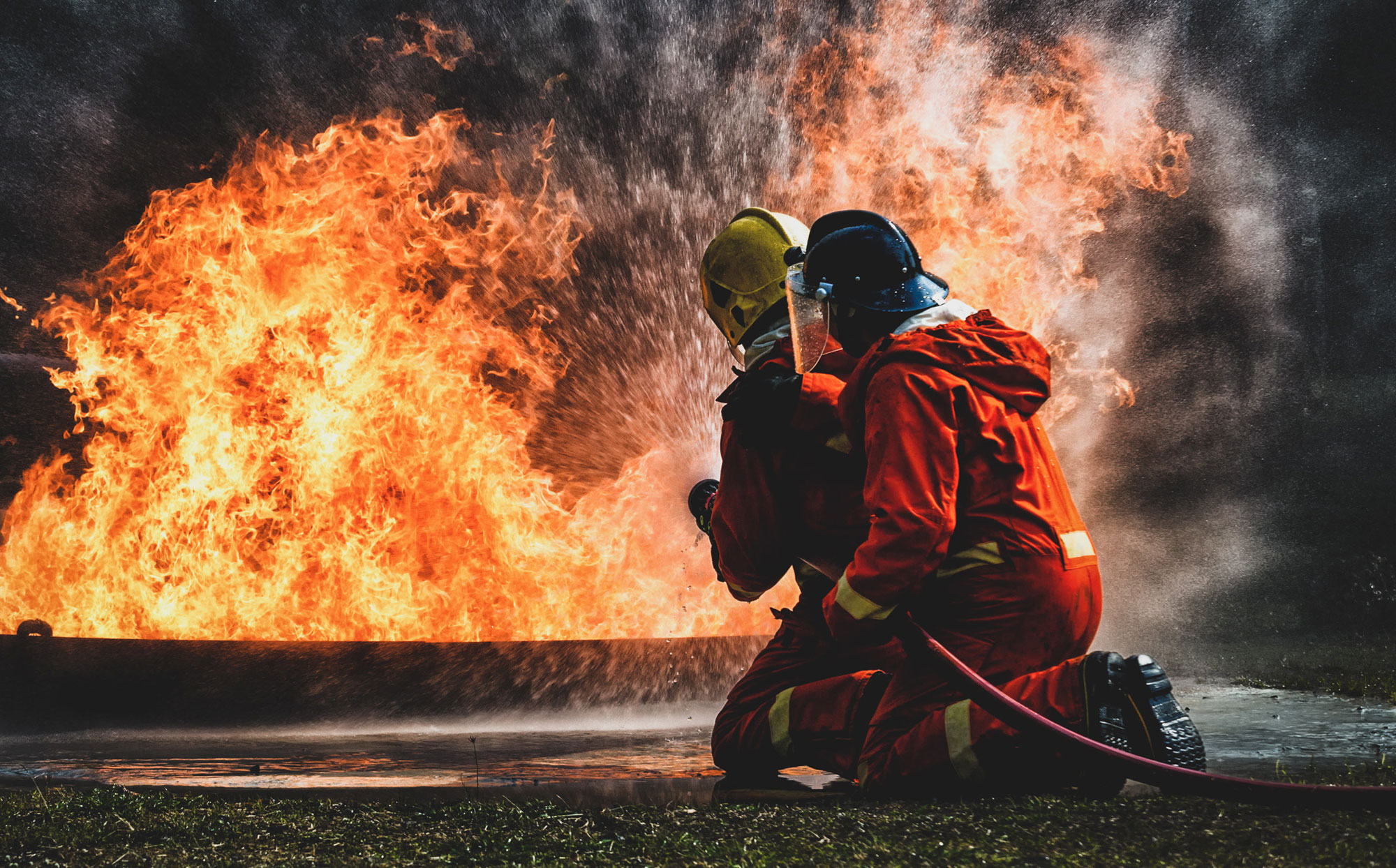 Bomberos en incendio